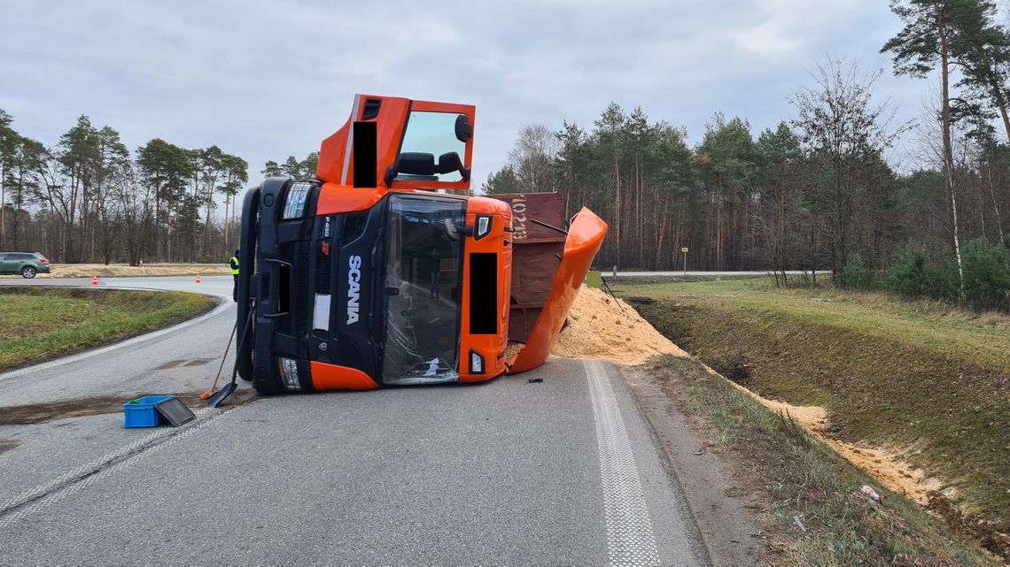 Na obwodnicy Mielca leżała wywrócona ciężarówka