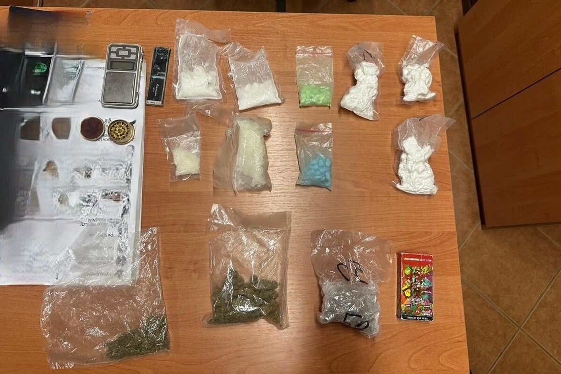 Narkotykowy arsenał przy 25-latku z powiatu dębickiego! Marihuana, amfetamina, mefedron i ecstasy Narkotykowy arsenał przy 25-latku z powiatu dębickiego! Marihuana, amfetamina, mefedron i ecstasy