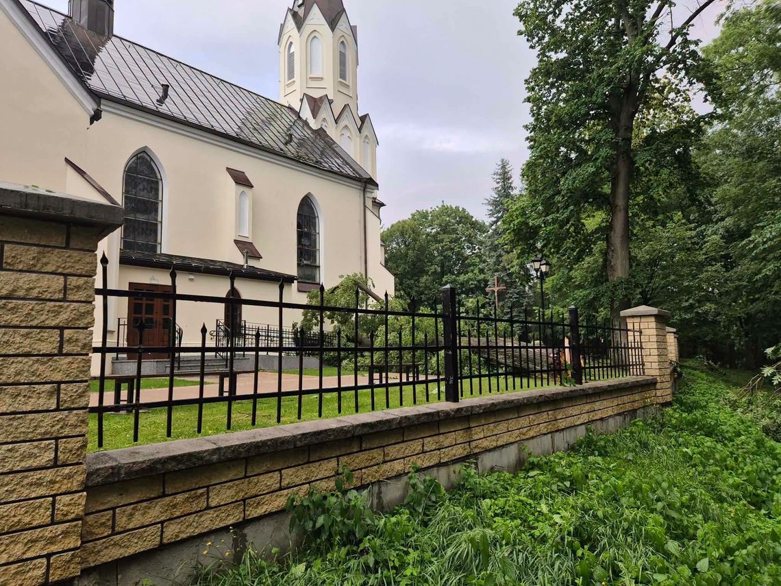 Nawałnica w Przecławiu uderzyła w teren kościelny i spowodowała duże straty Nawałnica w Przecławiu uderzyła w teren kościelny i spowodowała duże straty