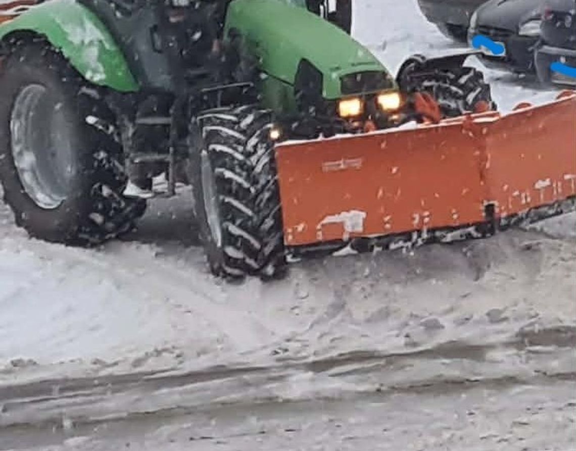 Nietrzeźwy kierowca bez uprawnień odśnieżał parking galerii handlowej w Mielcu