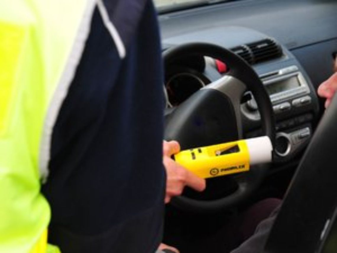 Nietrzeźwy kierowca renault z sądowym zakazem. Odpowie za dwa przestępstwa
