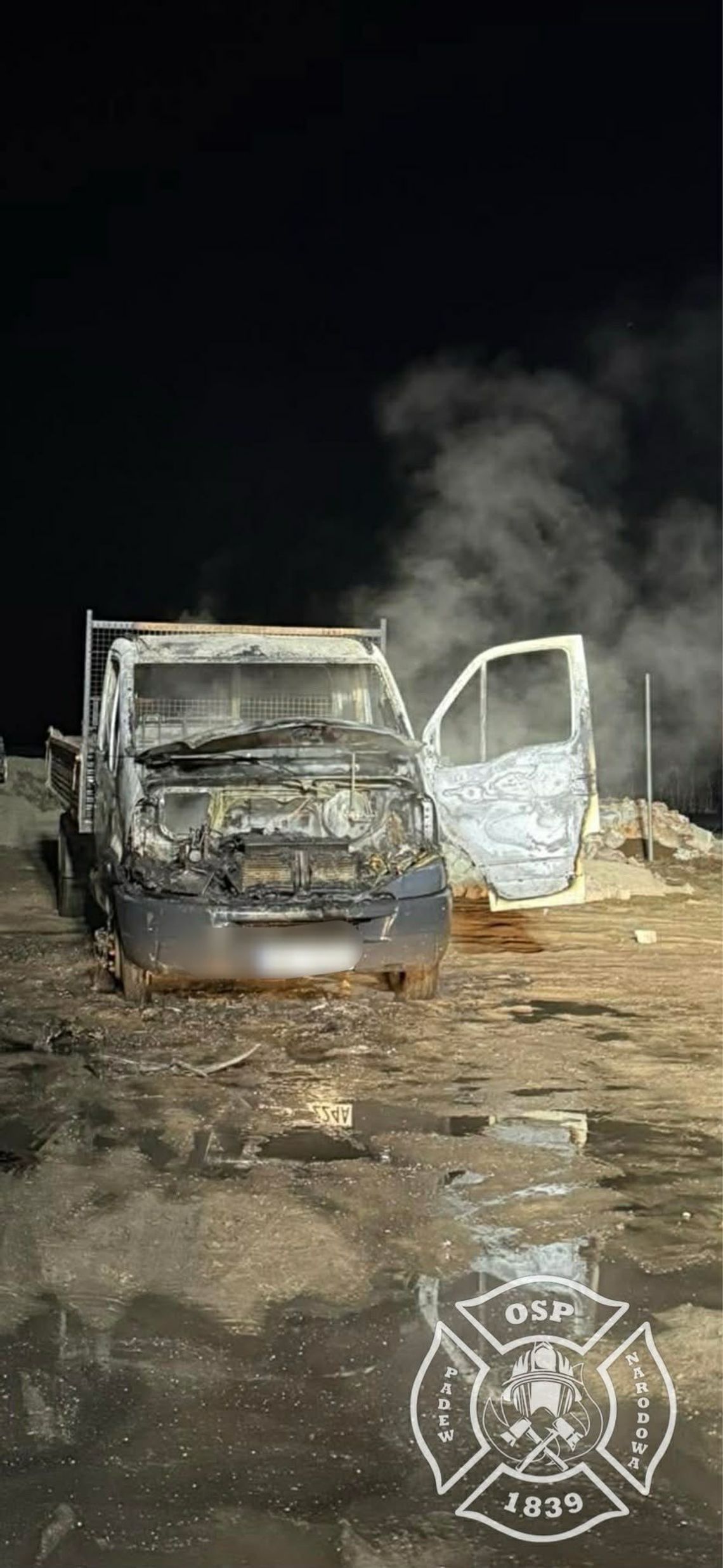 Nocny pożar samochodu w Padwi Narodowej