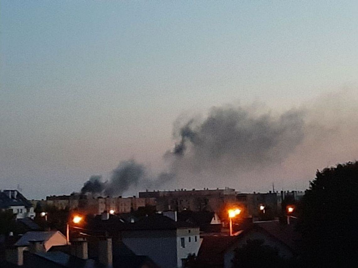 Nocny pożar w Mielcu! Jedna osoba w szpitalu, 21 ewakuowanych