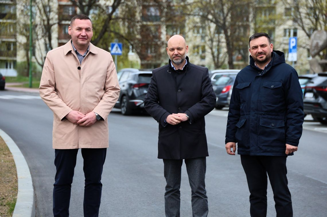 Nowa nawierzchnia i dodatkowe miejsca parkingowe w Mielcu Nowa nawierzchnia i dodatkowe miejsca parkingowe w Mielcu