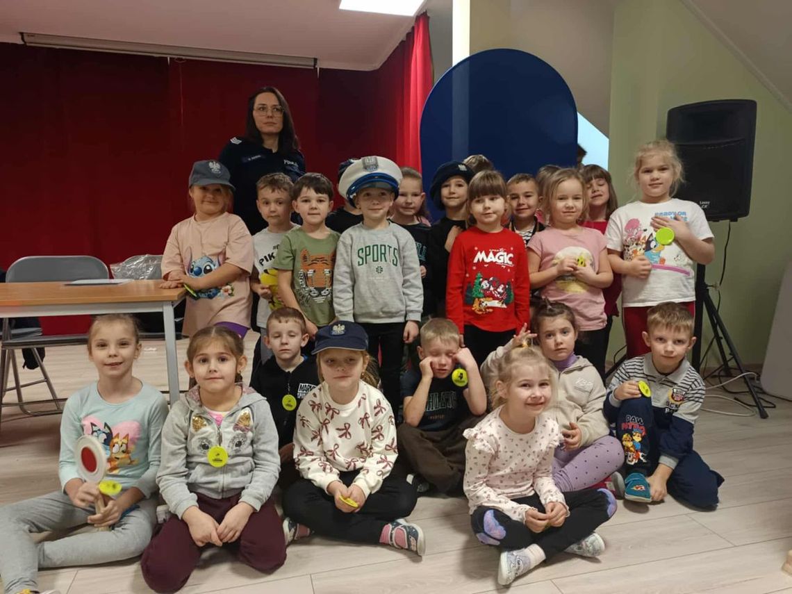 Odblaskowe spotkanie z przedszkolakami w Czerminie. Policjantki uczą przez zabawę