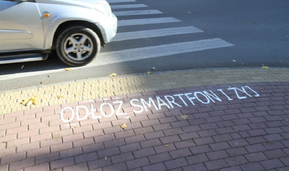 “Odłóż smartfon i żyj” - przestrzeganie zasad bezpieczeństwa przez pieszych