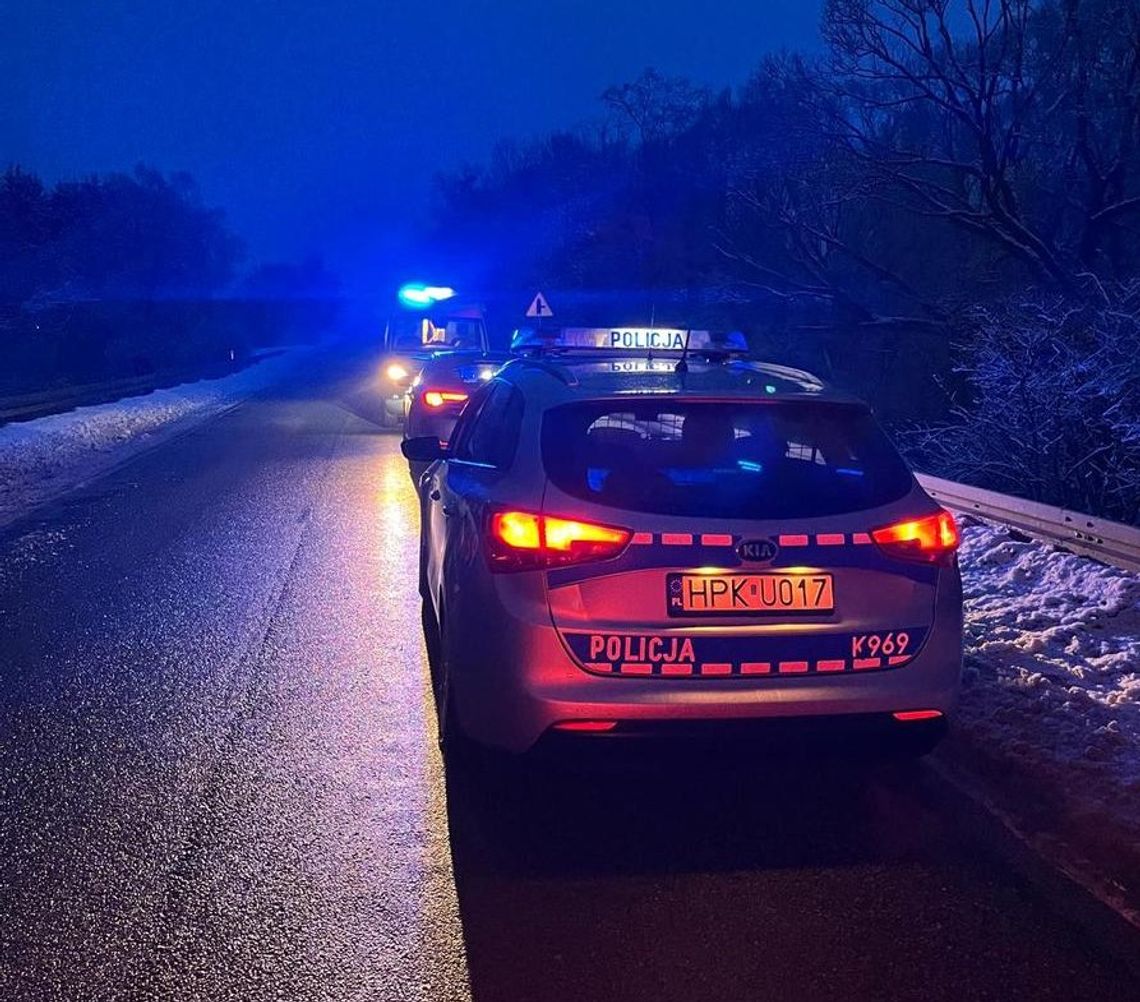 Opel stał na poboczu. Miał włączone światła awaryjne. Pomogli policjanci