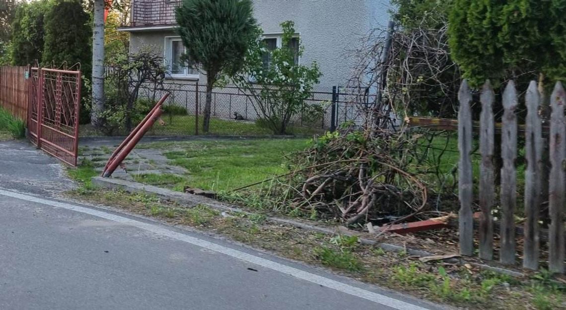 Osobówka wjechała w ogrodzenie. Sprawca zbiegł z miejsca zdarzenia