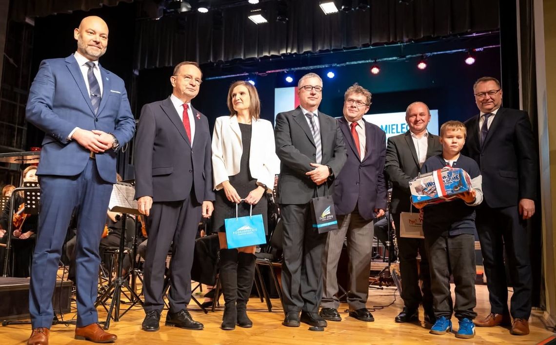 Patriotyzm w muzyce i Mistrzostwo Języka.