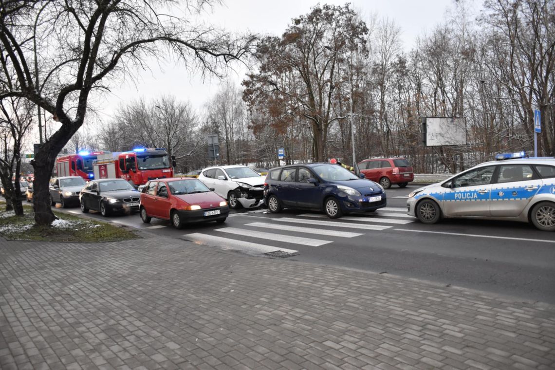 Pijany kierowca hyundaia doprowadził do zderzenia z renaultem na al. Niepodległości w Mielcu