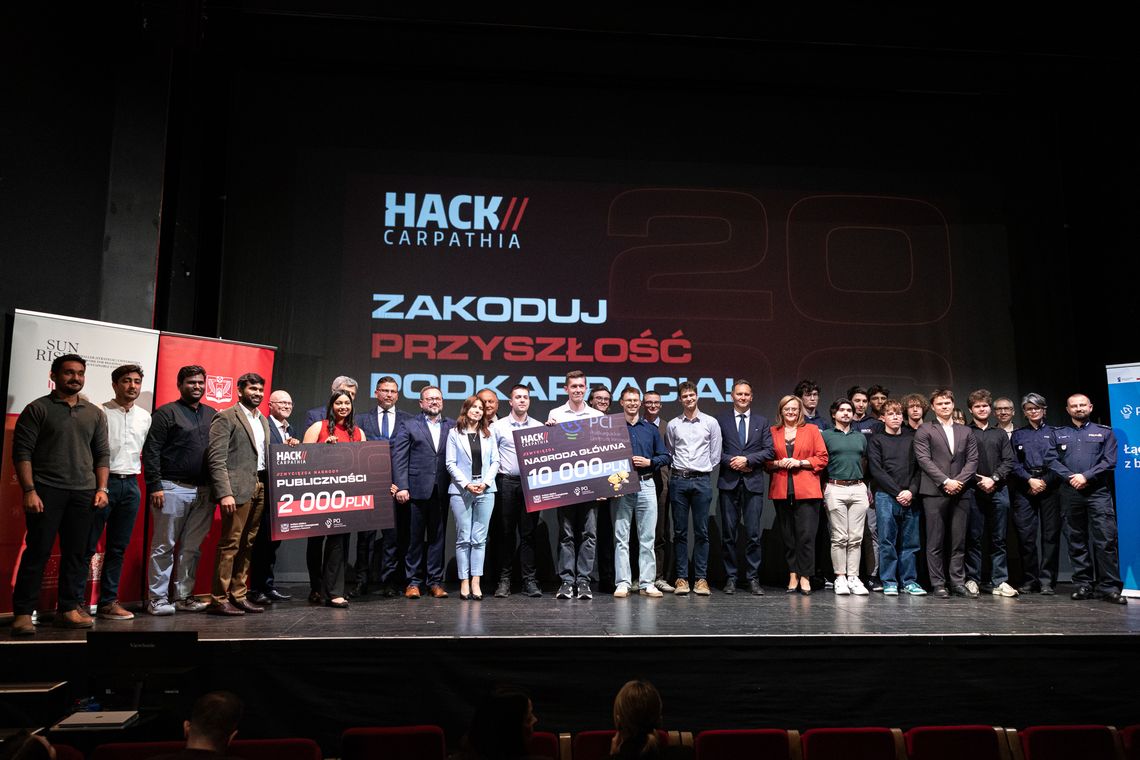 Podsumowania hackathonu, gratulacje dla mieleckich uczestników