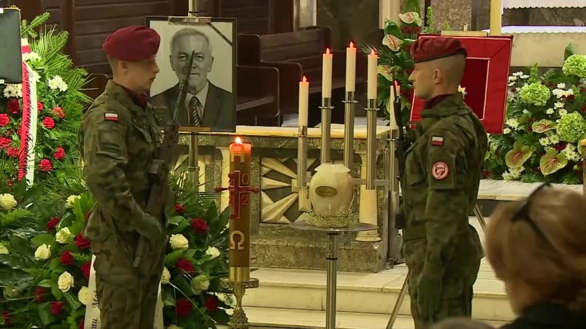 Pogrzeb działacza "Solidarności" Mieczysława Gila. Pośmiertne odznaczenie od prezydenta