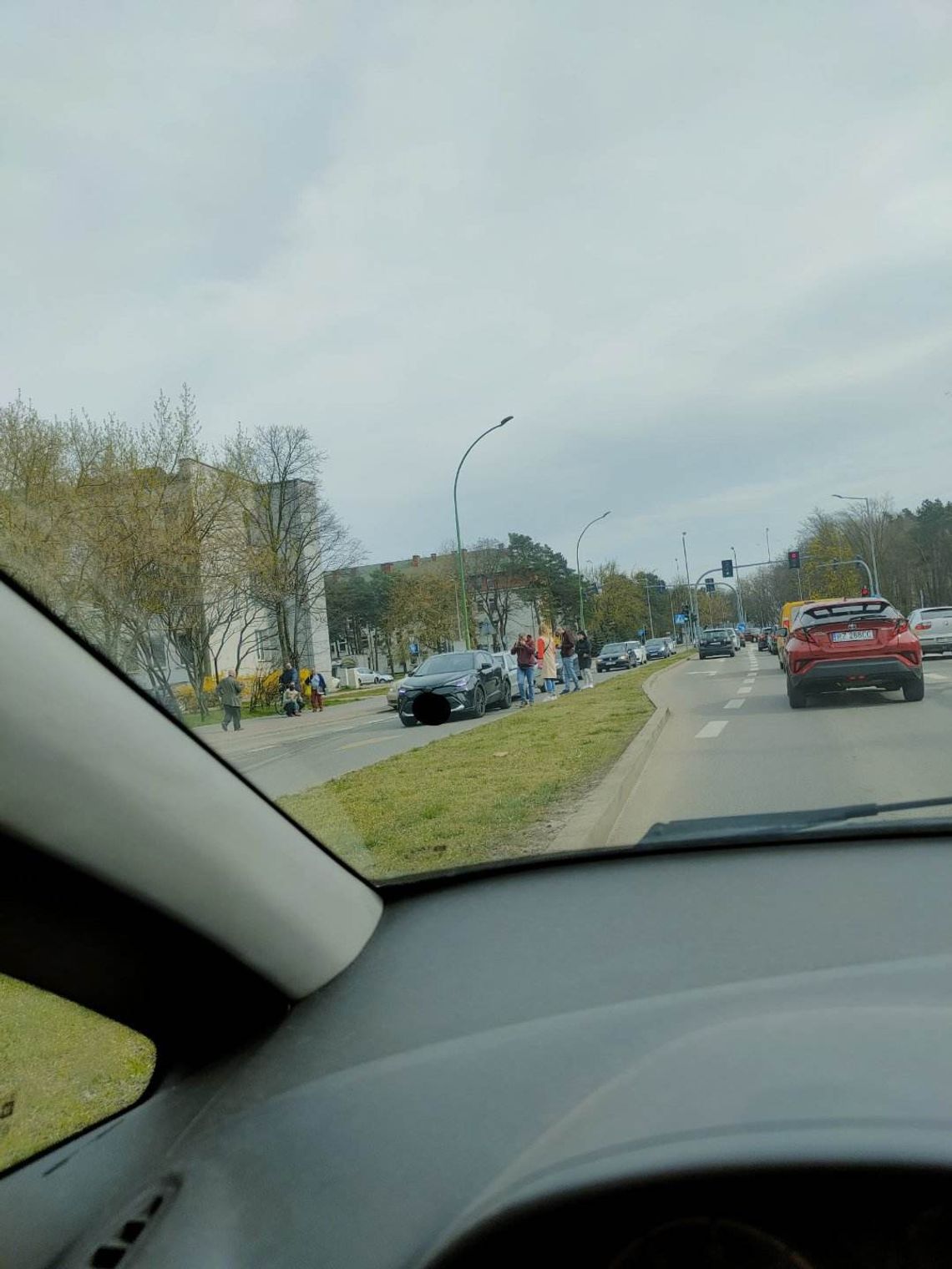 Policja wyjaśnia okoliczności zderzenia pojazdów obok ZST