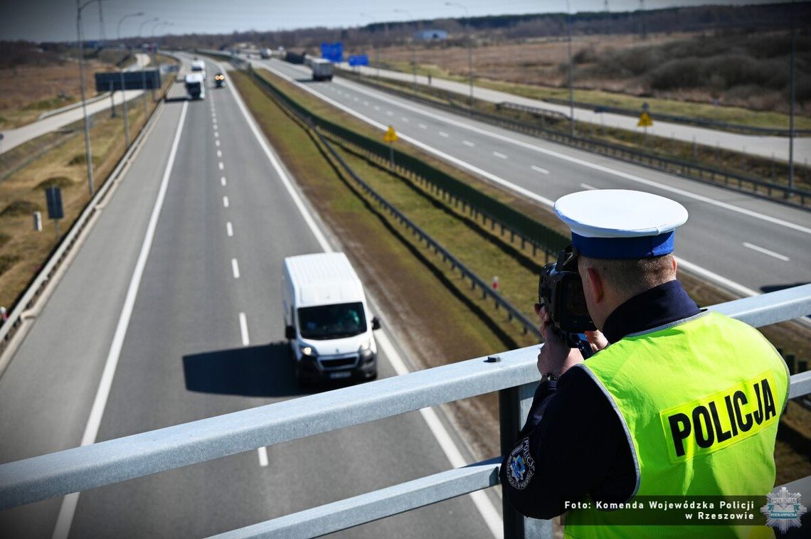 Policjanci kontrolowali odległości pomiędzy pojazdami na autostradzie A4
