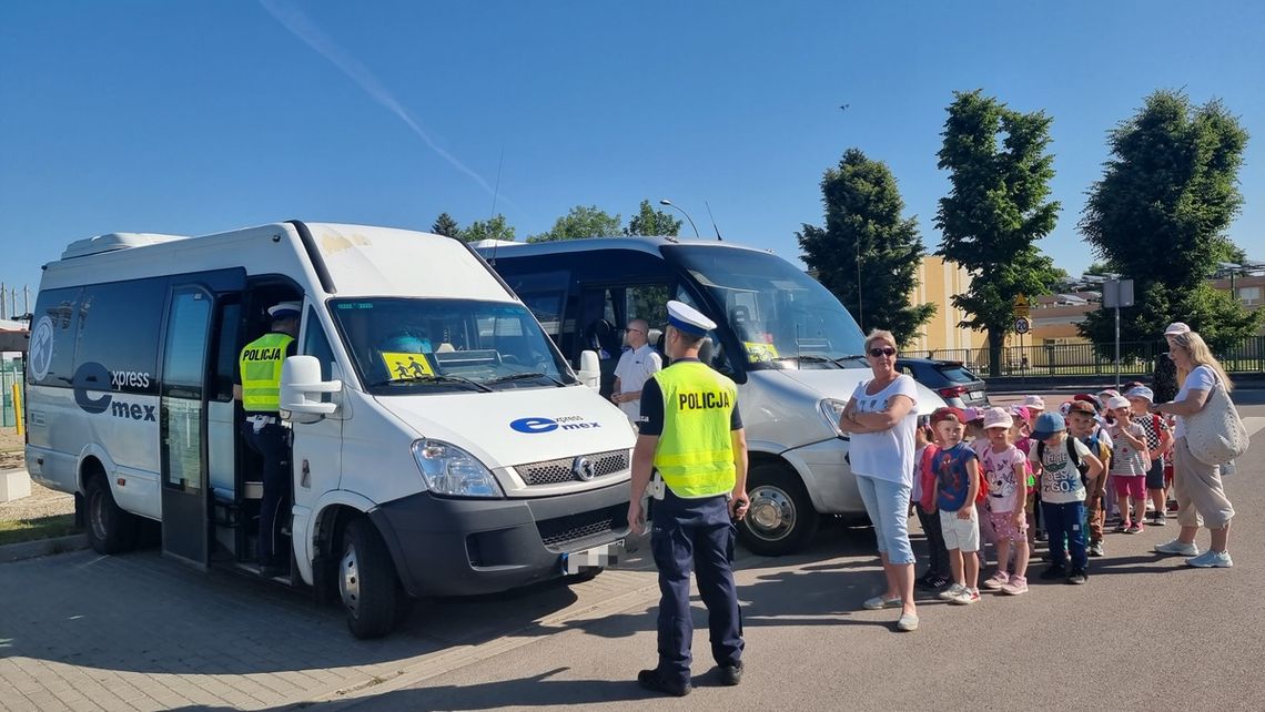 Policjanci kontrolują autokary turystyczne