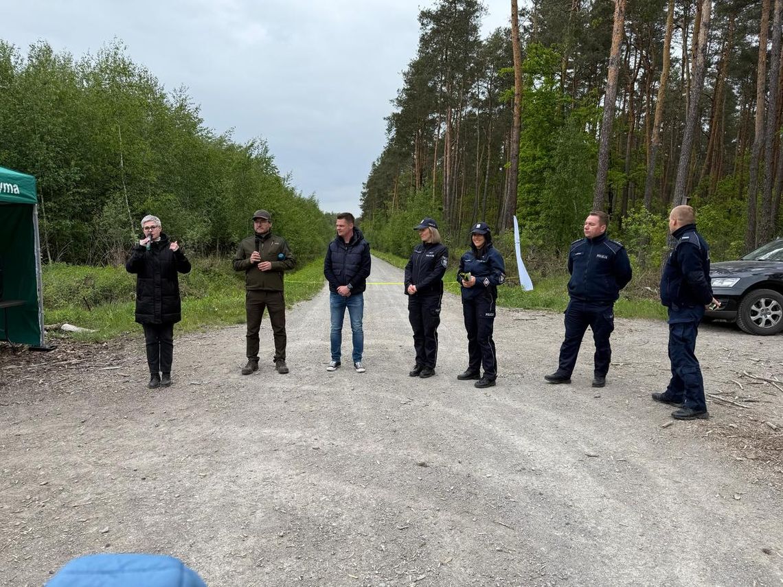 Policjanci na I Rodzinnym Rajdzie Pieszym „Budzimy wiosnę w lasach piątkowskich”