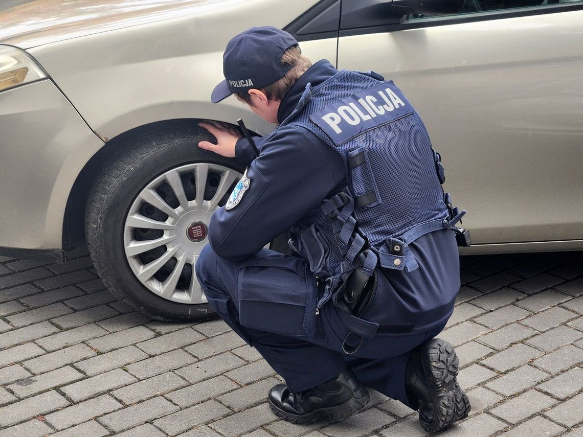 Policjanci sprawdzają stan techniczny opon w pojazdach