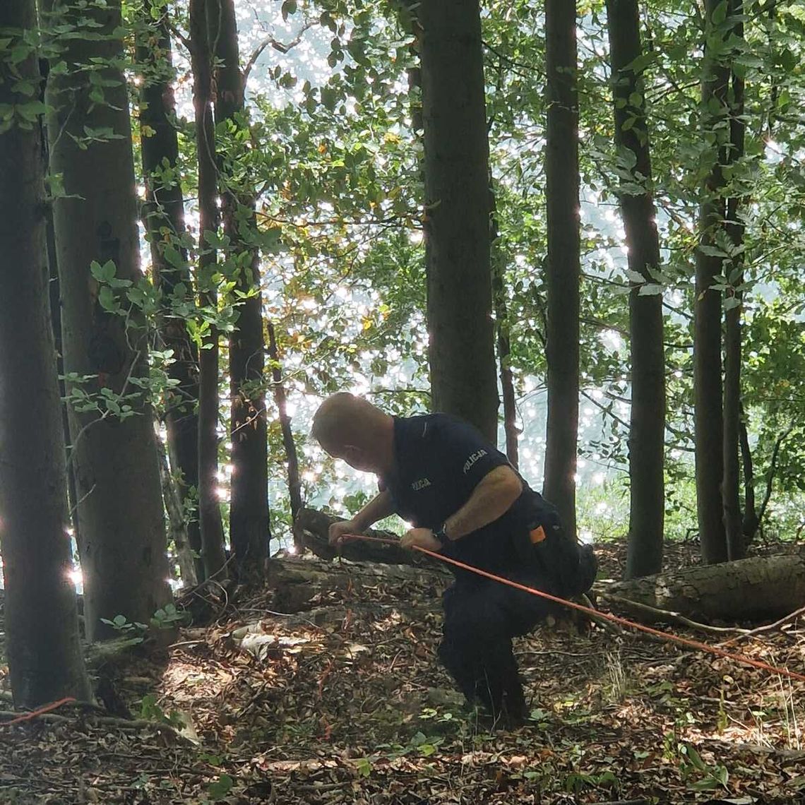 Policjanci uratowali 62-letnią kobietę, która zawisła nad stromym urwiskiem jeziora Policjanci uratowali 62-letnią kobietę, która zawisła nad stromym urwiskiem jeziora