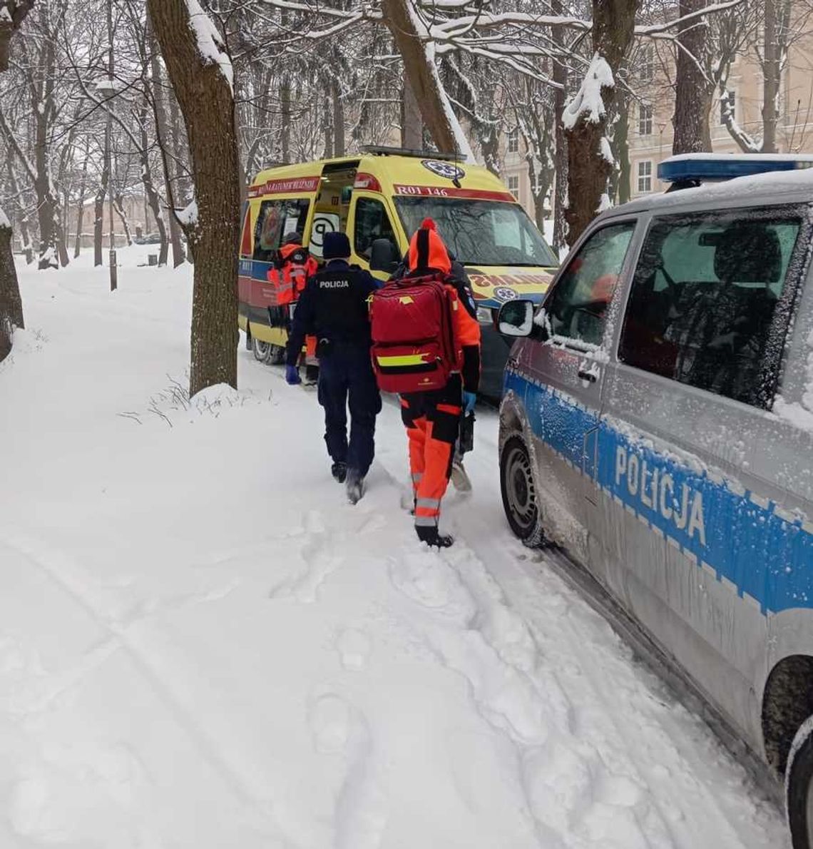 Policjanci uratowali mężczyznę przed wychłodzeniem Policjanci uratowali mężczyznę przed wychłodzeniem