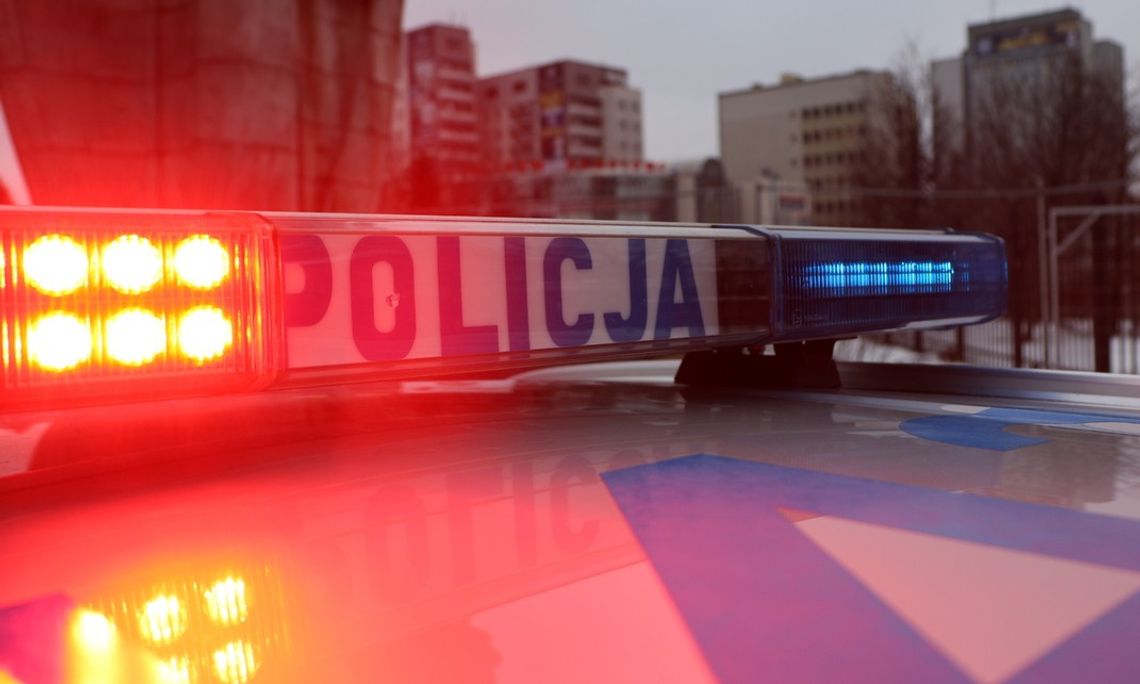 Policjanci wybili szybę w samochodzie by ratować zatrzaśnięte w nim dziecko Policjanci wybili szybę w samochodzie by ratować zatrzaśnięte w nim dziecko