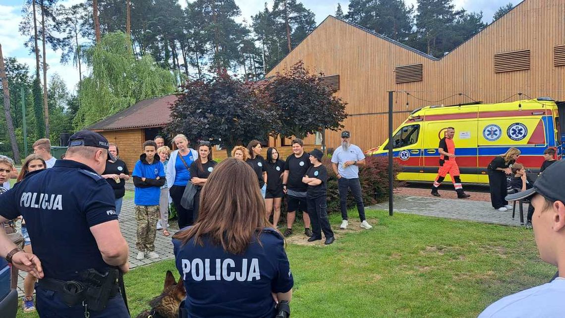 Policjanci z Mielca na uroczystym zakończeniu roku szkolnego dla podopiecznych ośrodków kuratorskich