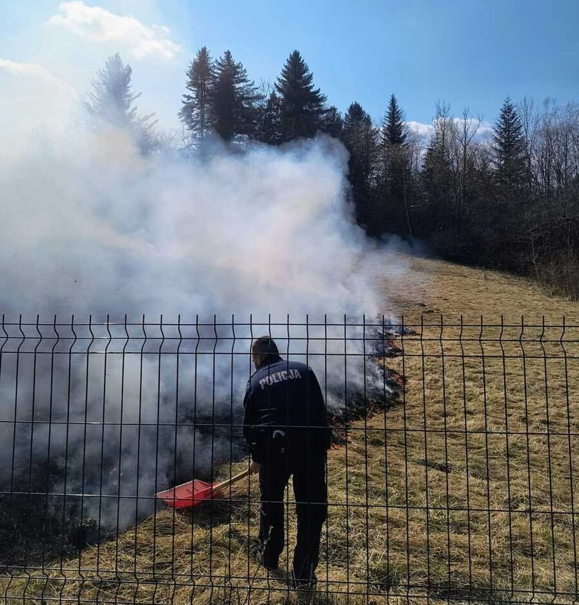 Policjanci z podkarpacia gasili pożar łąki łopatą do śniegu