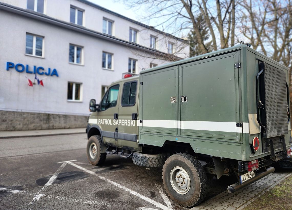 Policjanci zabezpieczali miejsce znalezienia niewybuchu w Dobryninie