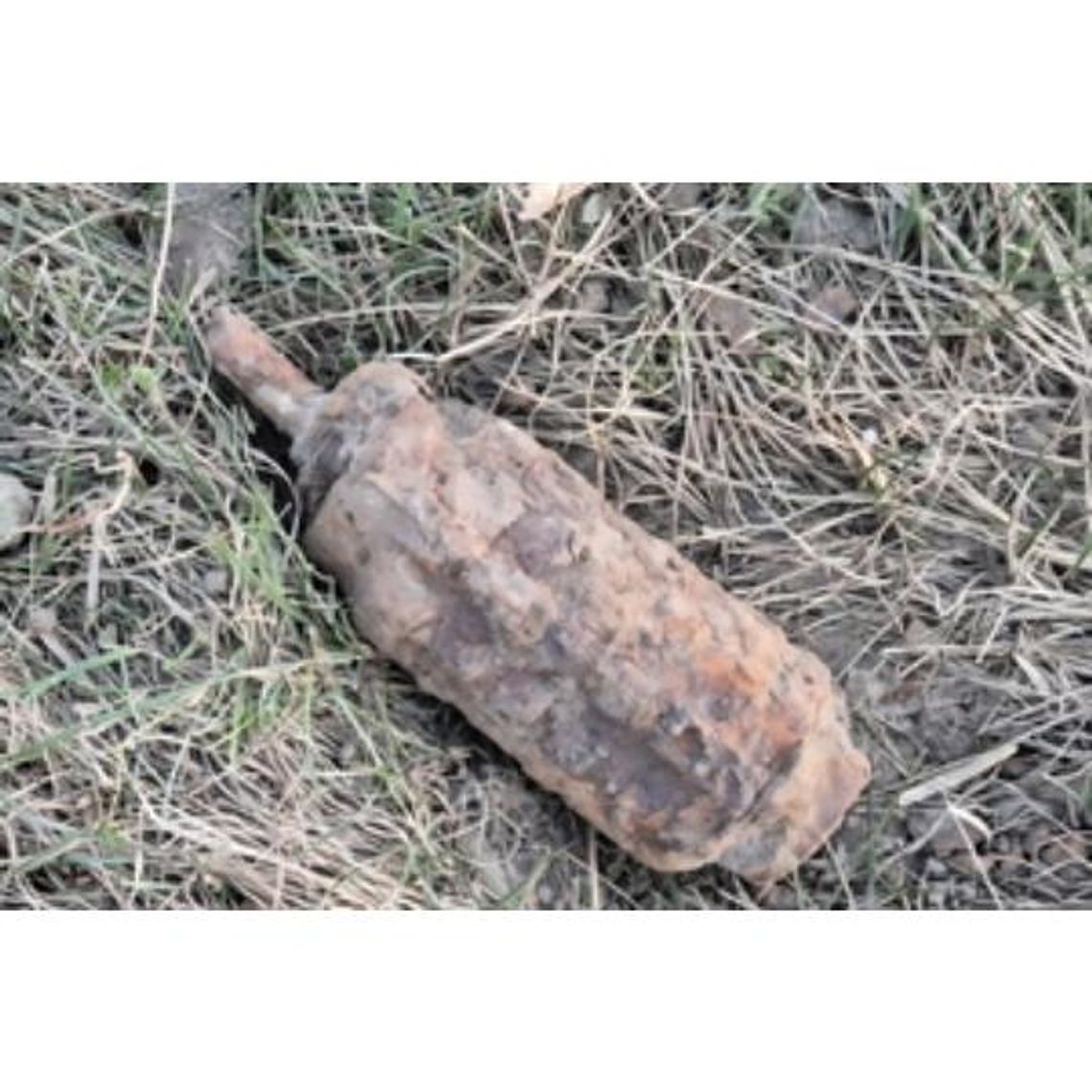 Policjanci zabezpieczali miejsce znalezienia niewybuchu w Izbiskach