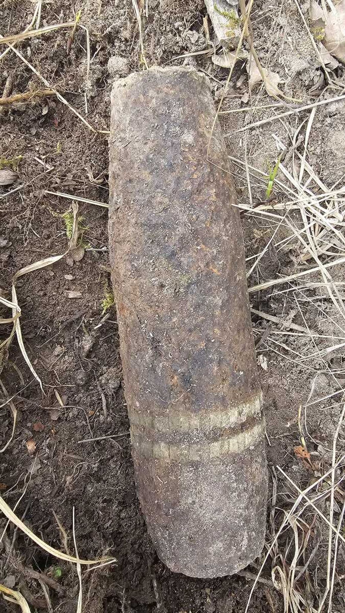 Policjanci zabezpieczyli miejsce znalezienia niewybuchu w Trzcianie Policjanci zabezpieczyli miejsce znalezienia niewybuchu w Trzcianie