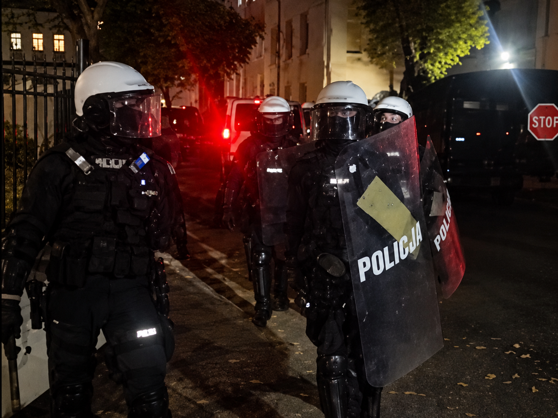 Polityczne trzęsienie ziemi w Warszawie! Zmiany w Trybunale Konstytucyjnym, protesty i policja przed budynkiem