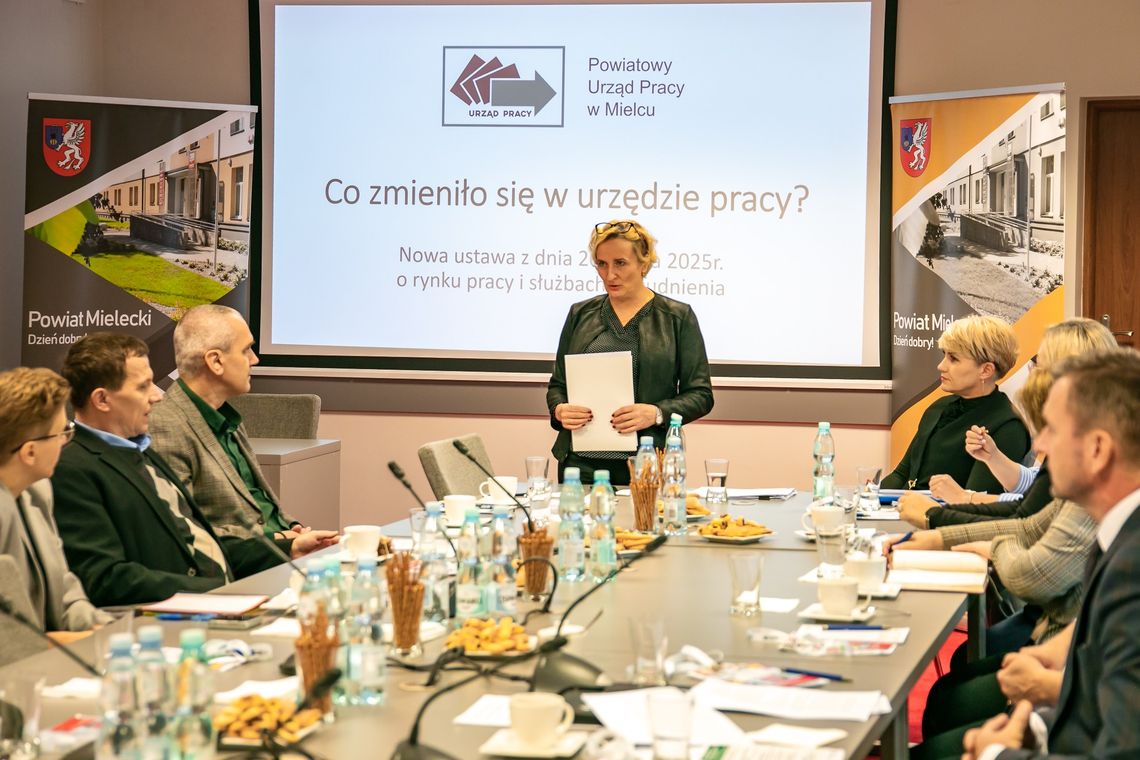 Pomoc, jaka i kiedy? Spotkanie w Powiatowym Centrum Pomocy Rodzinie w Mielcu.
