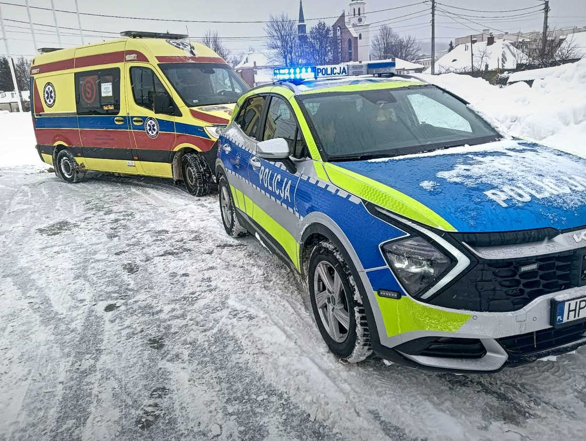 Pomoc przyszła szybko. Dzielnicowi pomogli kobiecie leżącej na chodniku