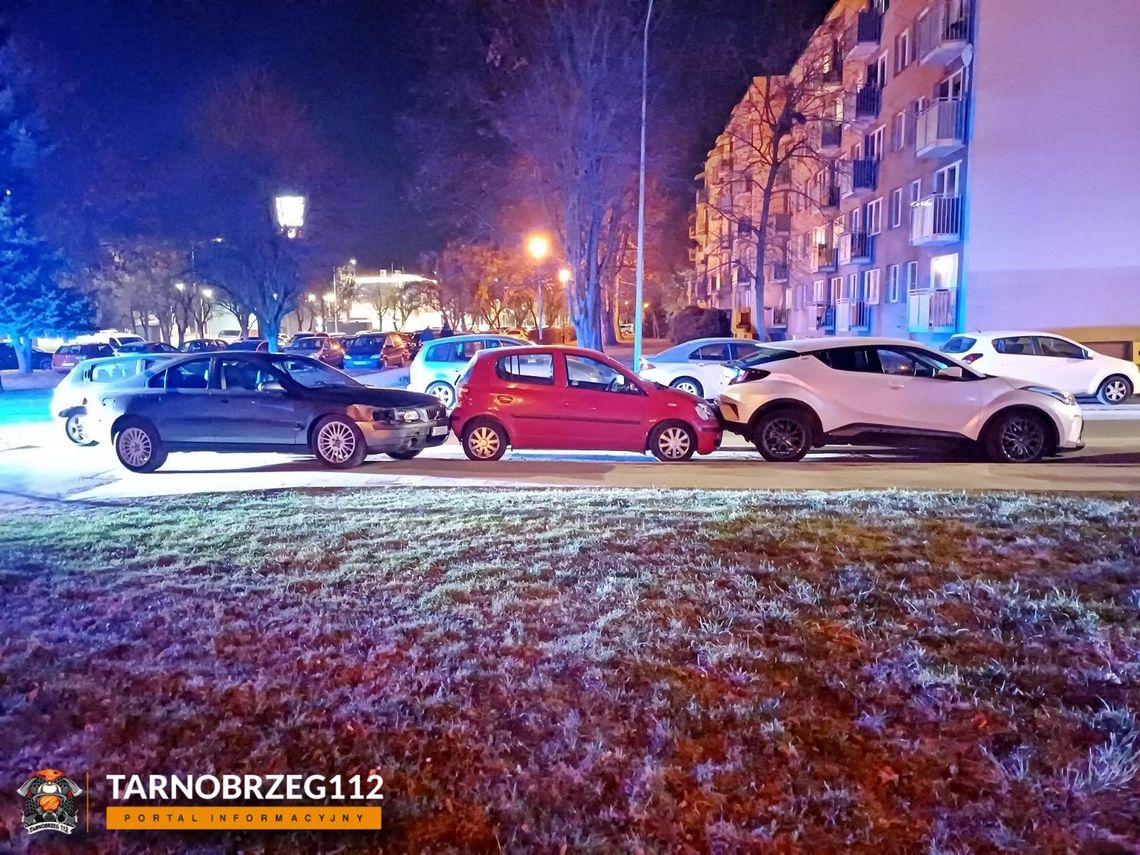 Pościg ulicami Tarnobrzega. Kierowca Volvo uciekł po kolizji z zaparkowanymi autami