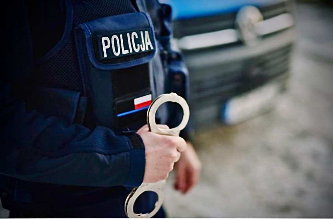 Poszukiwany 32-latek ukrył się na strychu, posiadał przy sobie narkotyki