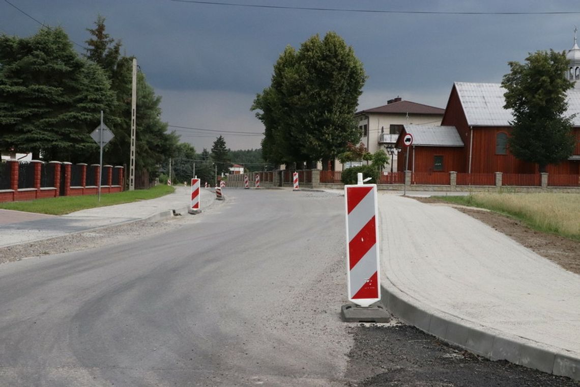Powiatowy Zarząd Dróg w Mielcu realizuje obecnie przebudowę dróg powiatowych w miejscowościach Złotniki, Chorzelów i Jamy.