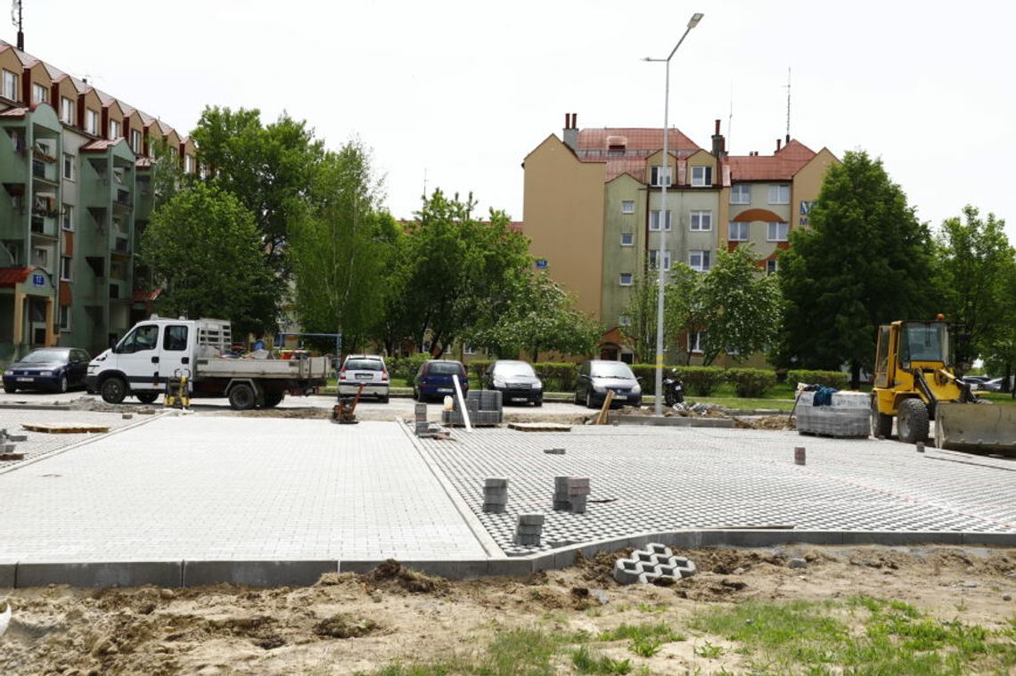 POWSTAJĄ NOWE PARKINGI PRZY ULICY WARNEŃCZYKA