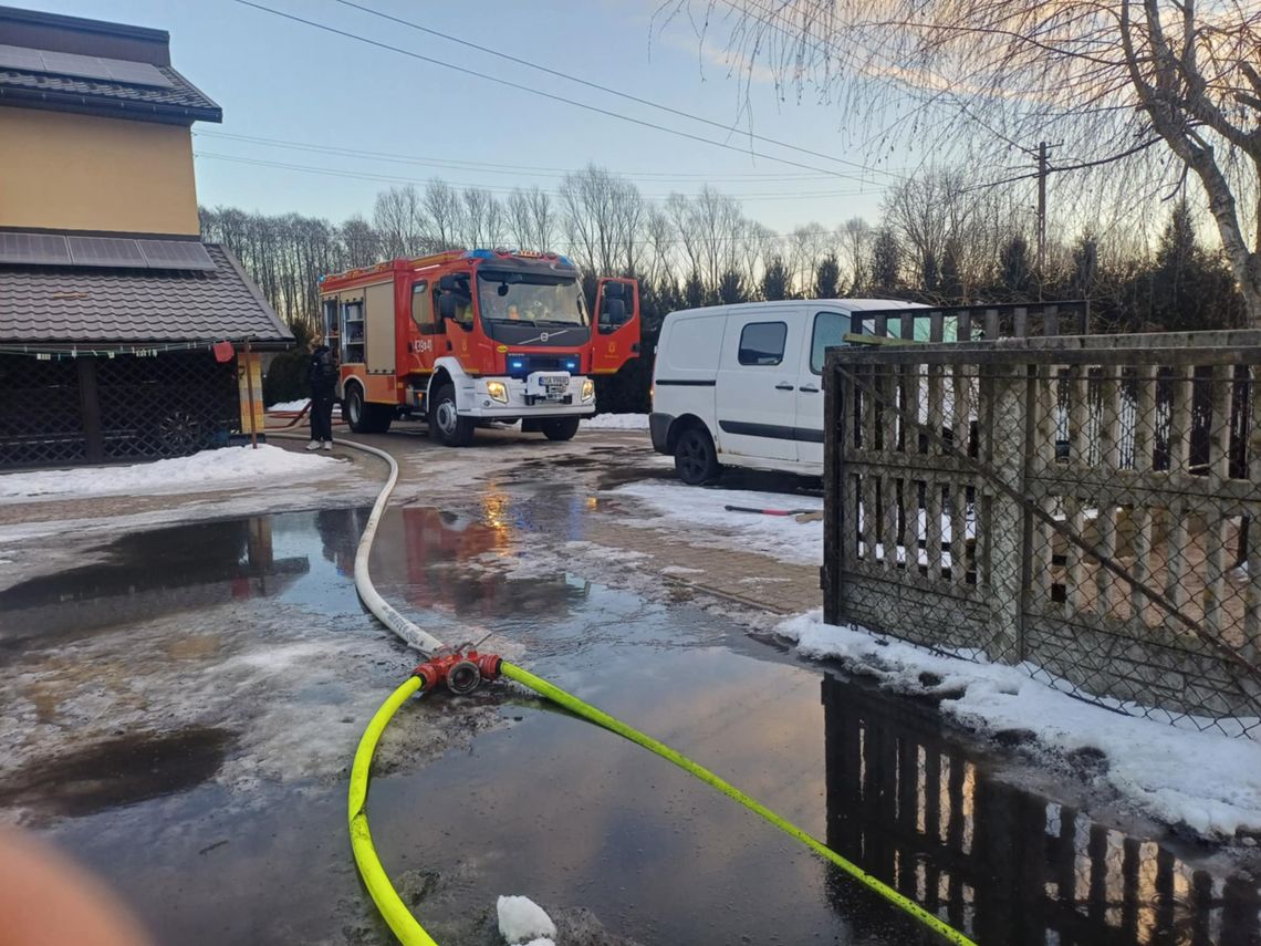 Pożar domu i samochodu w powiecie dąbrowskim. Dwie akcje w niedzielny poranek!