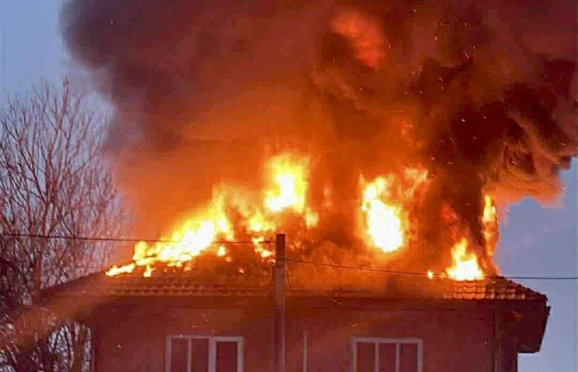 Pożar domu w gminie Przecław. Trwa akcja gaśnicza