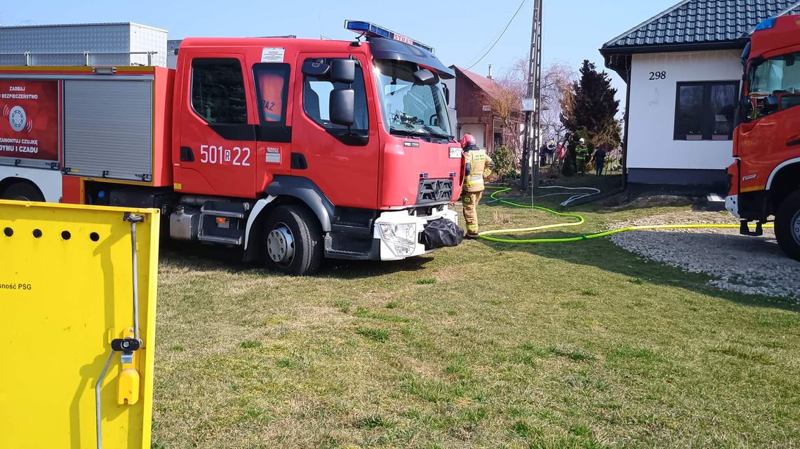 Pożar domu w Rzędzianowicach. Na miejscu siedem zastępów straży pożarnej
