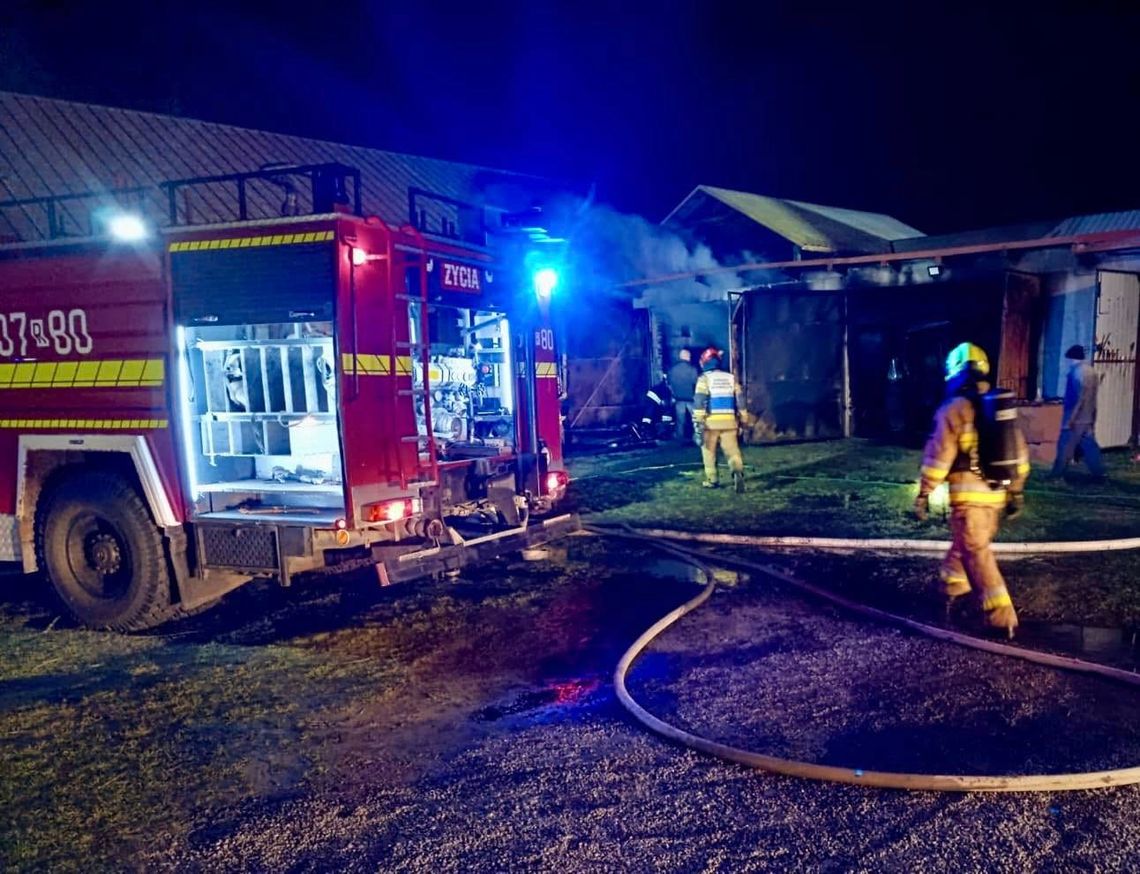 Pożar garażu w Borkach Nizińskich. Ogień strawił dwa pojazdy!