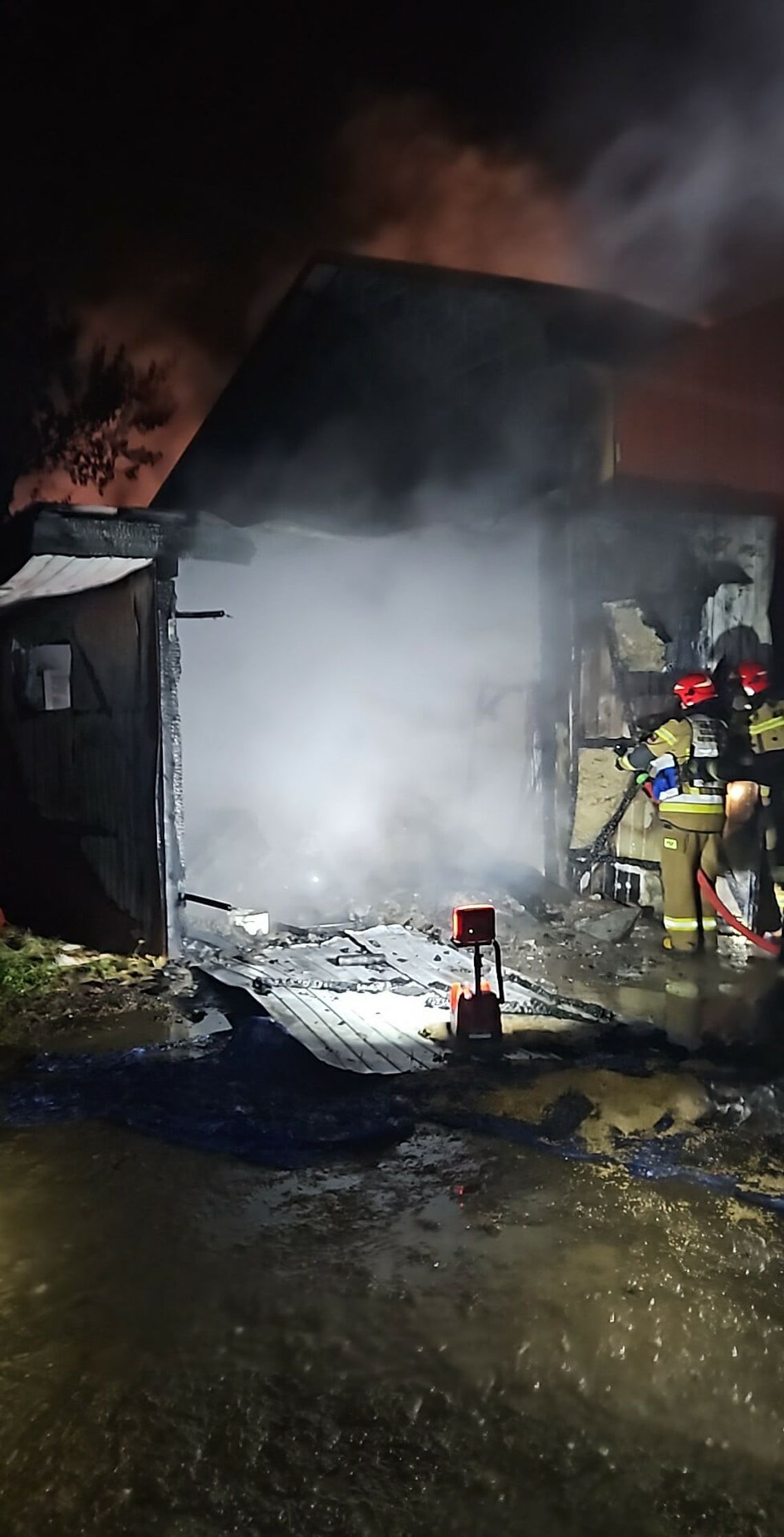 Pożar garażu w Goleszowie. Miało dojść do wybuchu