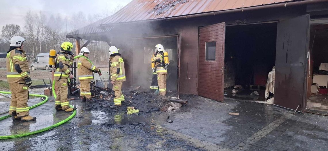 Pożar garażu w Smykowie.  W akcji zastępy PSP i OSP, nikt nie został ranny