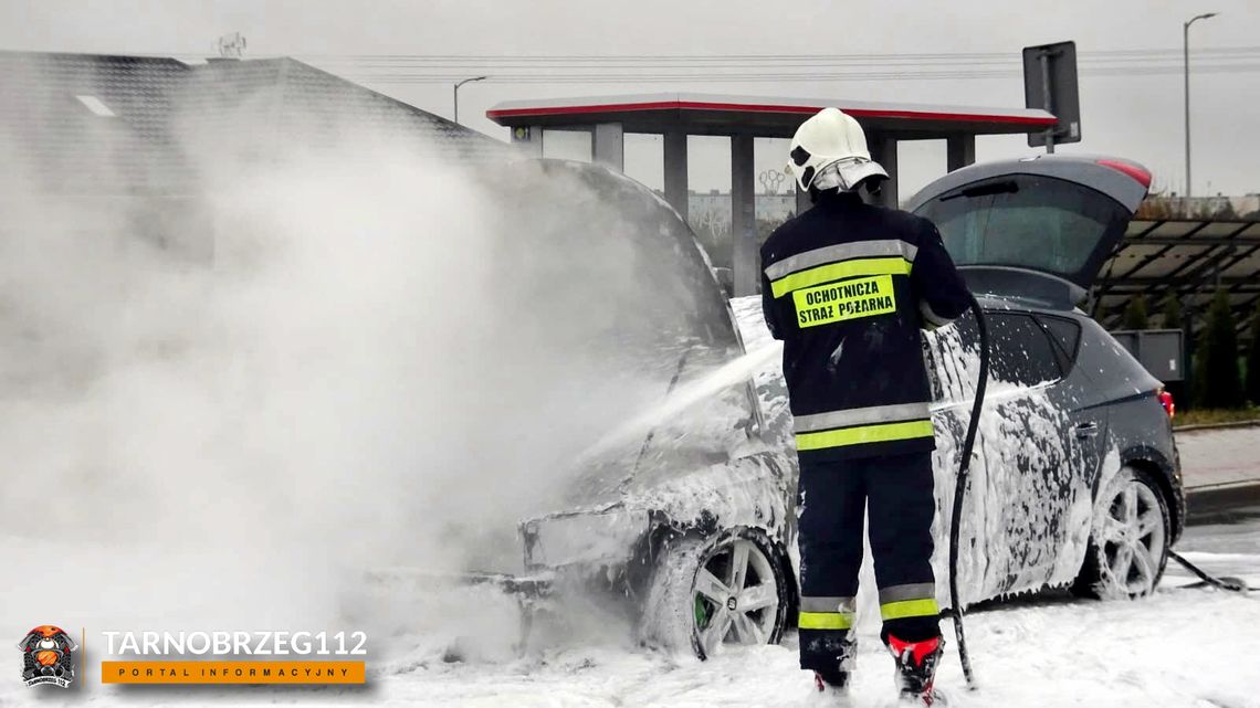 Pożar samochodu na drodze krajowej w powiecie tarnobrzeskim