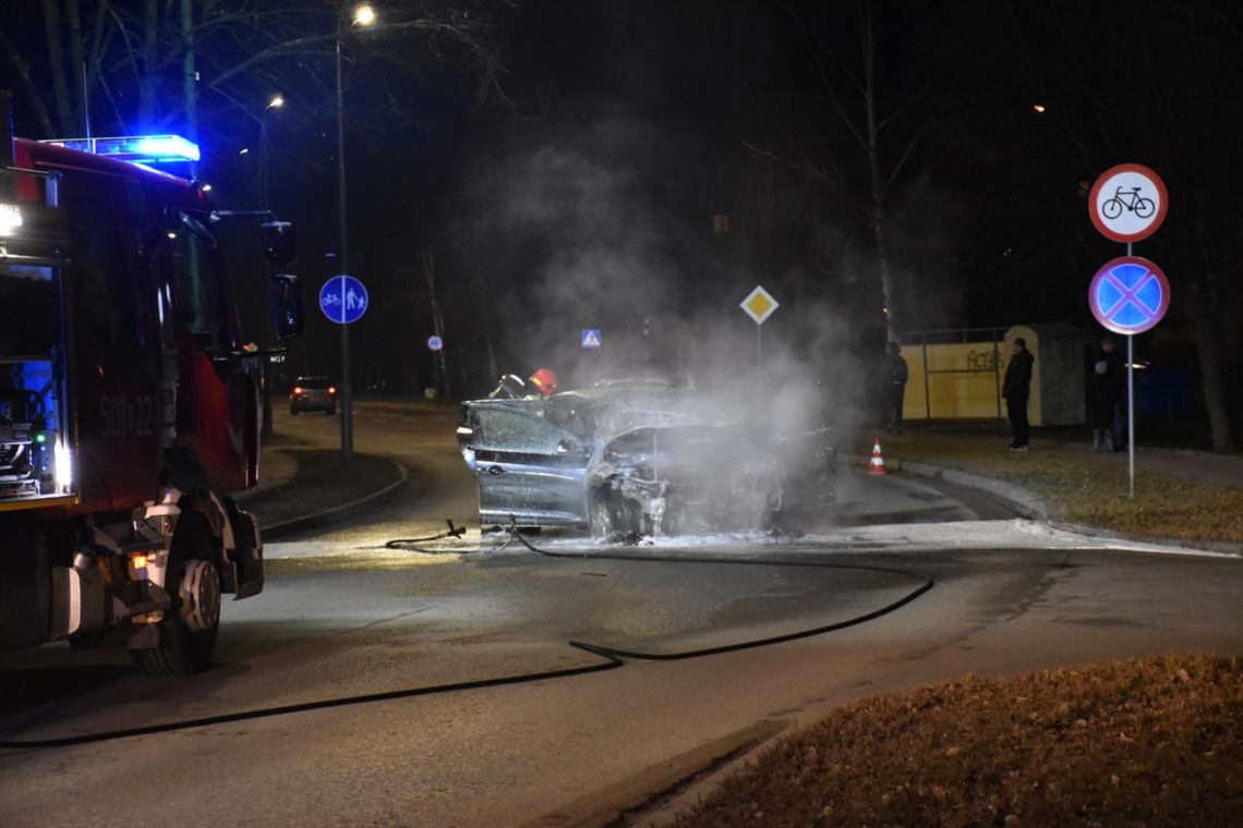 Pożar samochodu w Mielcu. Aleja Ducha Świętego zablokowana