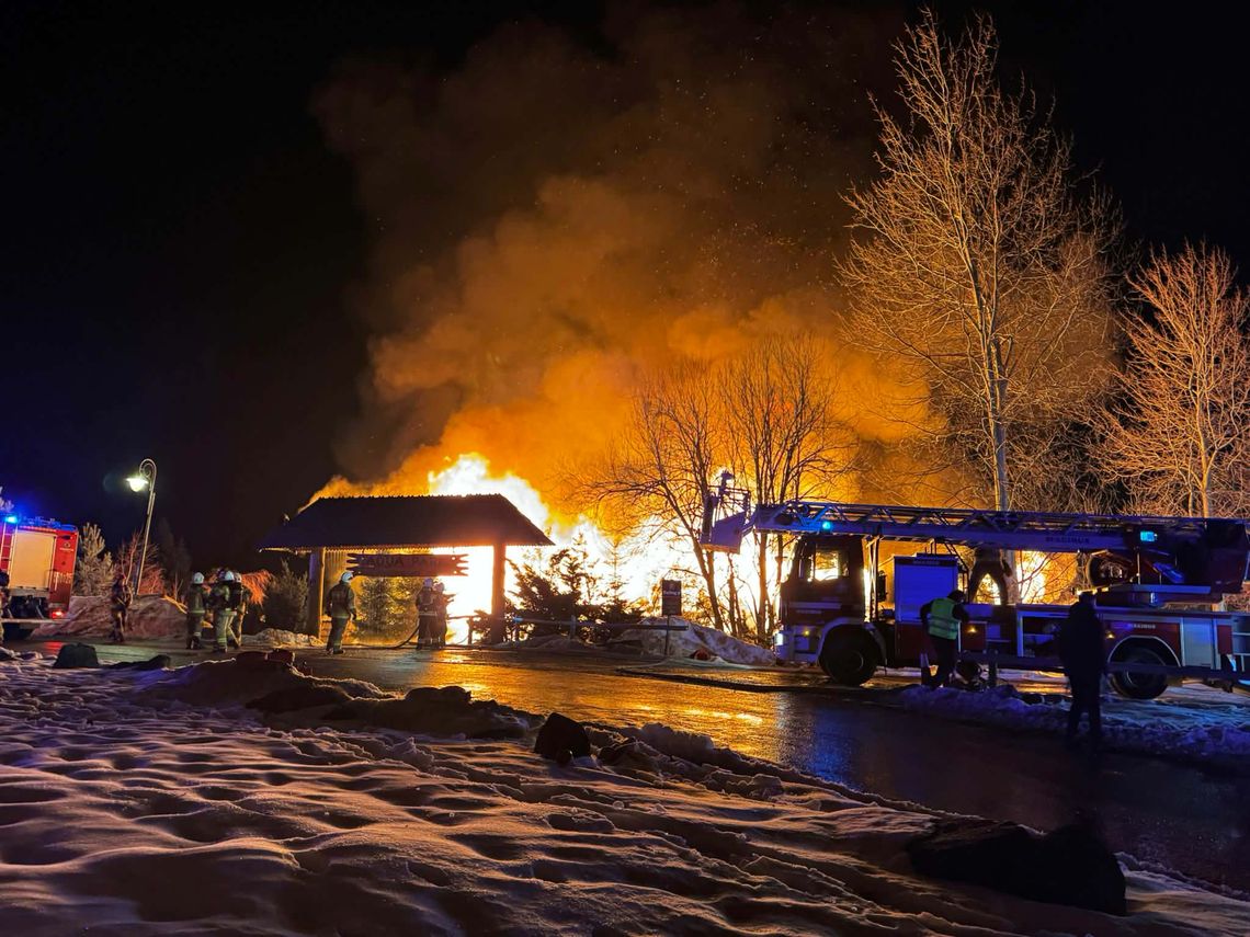 Pożar w ośrodku wypoczynkowym Kocierz w Targanicach. Akcja gaśnicza w Małopolsce