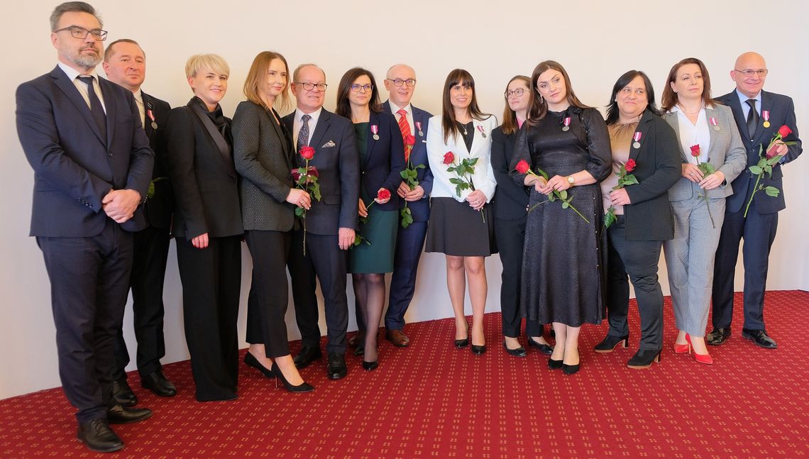 Pracownicy Powiatowego  Urzędu  Pracy w Mielcu nagrodzeni medalami