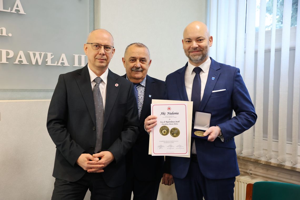 Prezydent otrzymał pamiątkowy medal