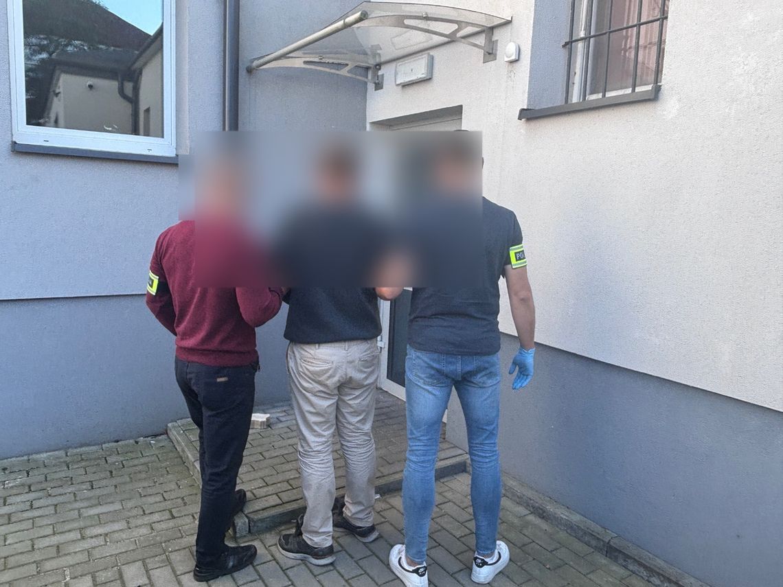 Próbował się włamać. 43-latek został zatrzymany przez policjantów Próbował się włamać. 43-latek został zatrzymany przez policjantów