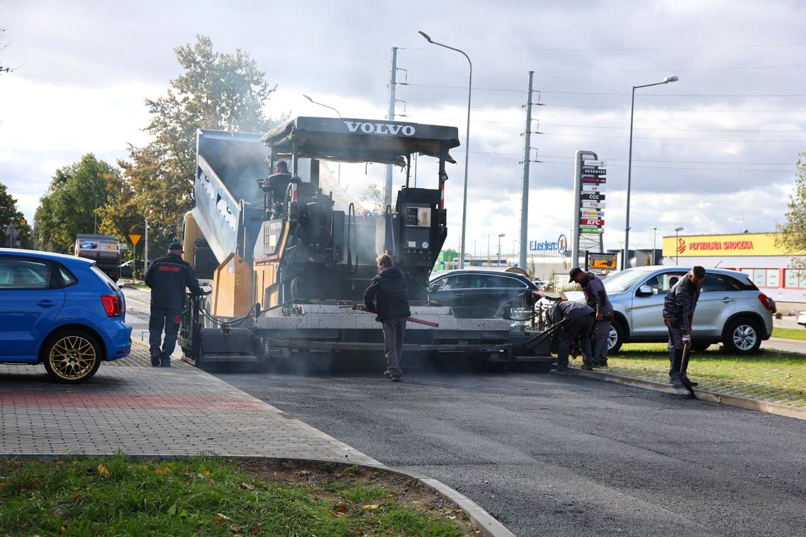 Przebudowa ulicy Warneńczyka zmierza do końca. Nowy asfalt już na drodze