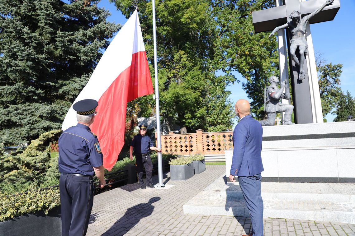 Przy Pomniku Armii Krajowej w Mielcu powiewała flaga z symbolem Polski Walczącej Przy Pomniku Armii Krajowej w Mielcu powiewała flaga z symbolem Polski Walczącej